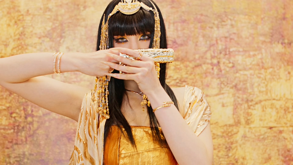 N007.4KMV-JEON SOMI (전소미) - ‘Gold Gold Gold’ M_V-[294M.mkv-2160P] - 无损音乐美声网.mkv_20240531_050516..jpg